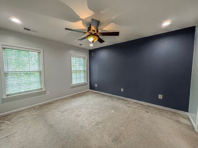 Building Photo - Huge 3 Bedroom 2.5 Bathroom Brick Townhome...
