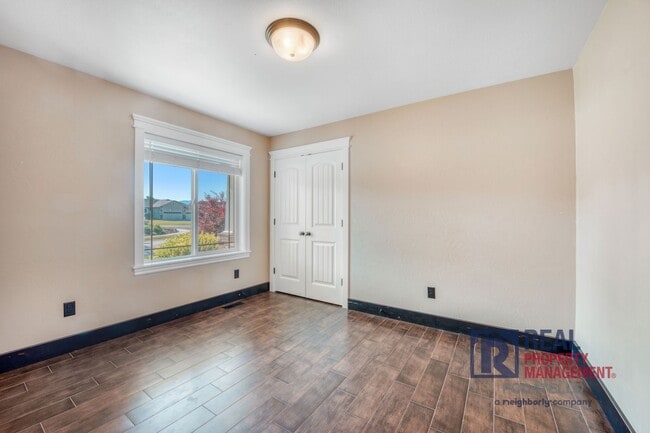 Building Photo - Beautiful - Elegant - 5 Bedrooms - 3 Car -...