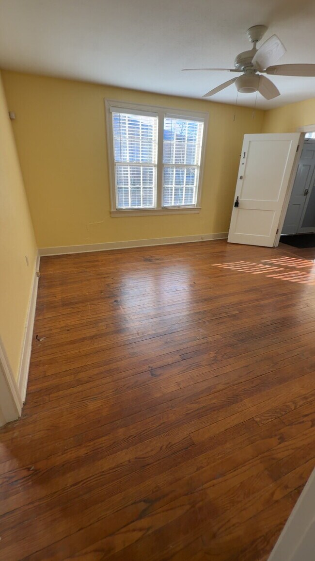 Building Photo - Belhaven apartment for $1195 with washer/ dryer and water included!!