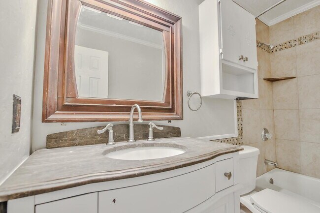 Building Photo - Spacious and Gorgeous 3/2 in Northwest Lub...
