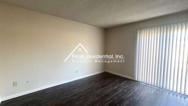 Building Photo - Charming Galt 2bd/2ba Duplex with 2 Car Ga...