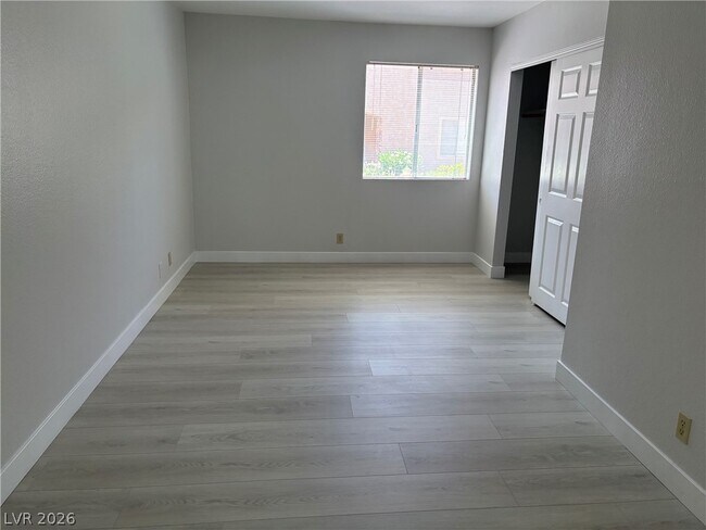 Building Photo - 5278 River Glen Dr