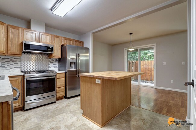 Building Photo - Amberwood Park: Homey Townhouse with Fence...