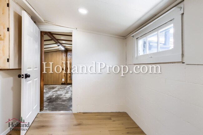 Building Photo - Welcome Home to Your Perfect Hillsboro Retreat!
