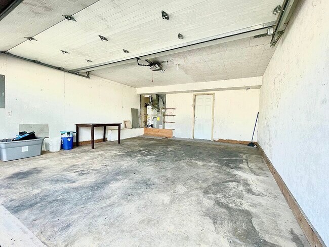 Building Photo - 1100 Fishlock Ave