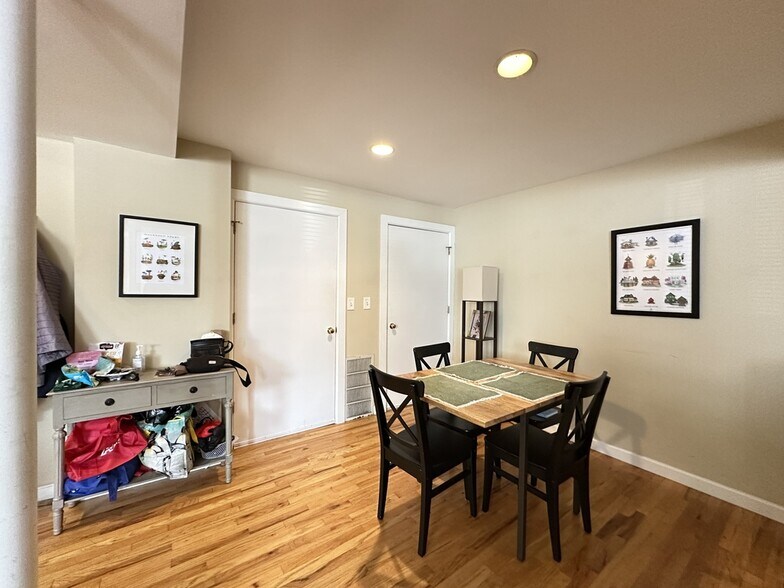 Building Photo - 3340 N Southport Ave