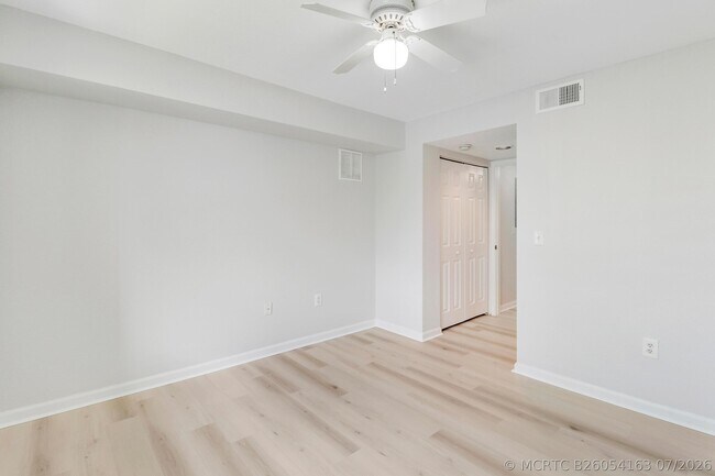 Building Photo - 121 SW Palm Dr