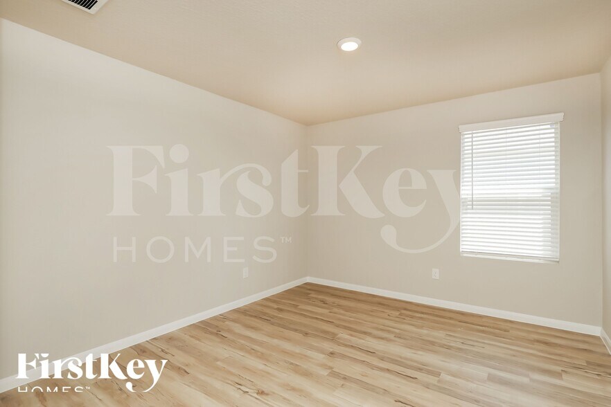 Building Photo - 9984 Sarrebourg St