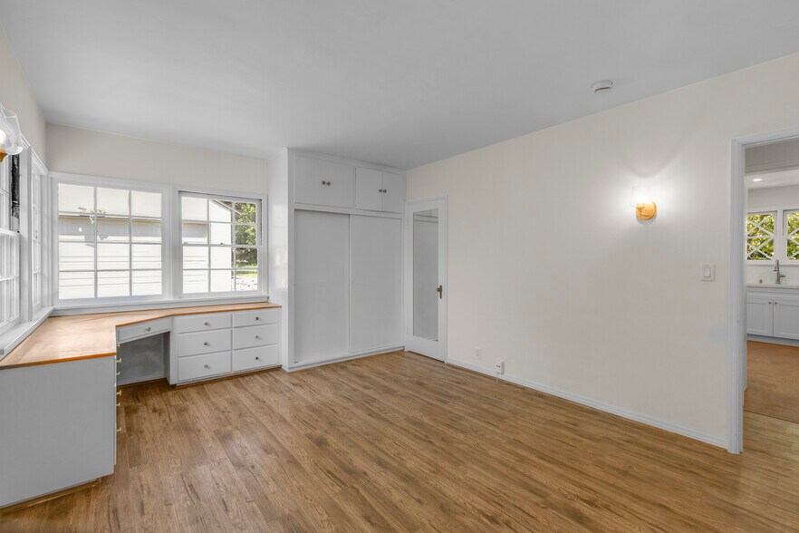 Building Photo - 2151 N Altadena Dr