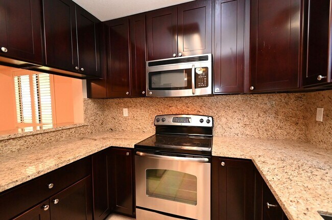 Building Photo - $3,540 / Bright & Spacious 3BR/ 2.5BA Town Home in Newark City