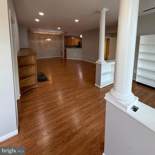 Building Photo - 10730 Symphony Way