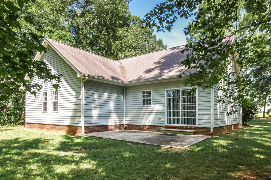 Building Photo - 2213 Brookline Ct
