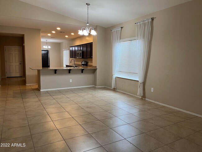 Building Photo - 2656 E Gillcrest Rd