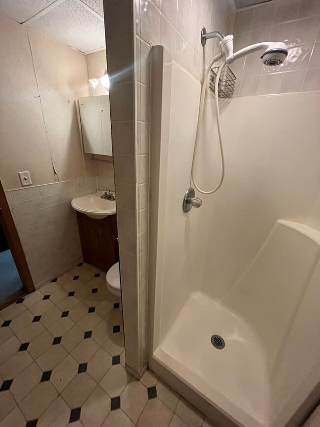 Building Photo - 3 Bedroom 2 Bathroom Iowa City Home!