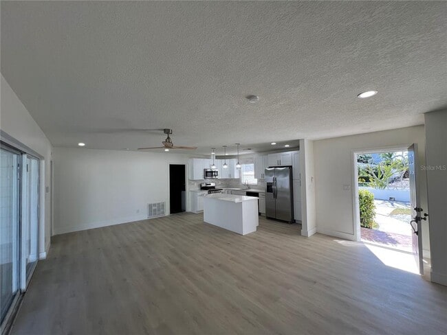 Building Photo - 2502 Tropical Shores Dr SE