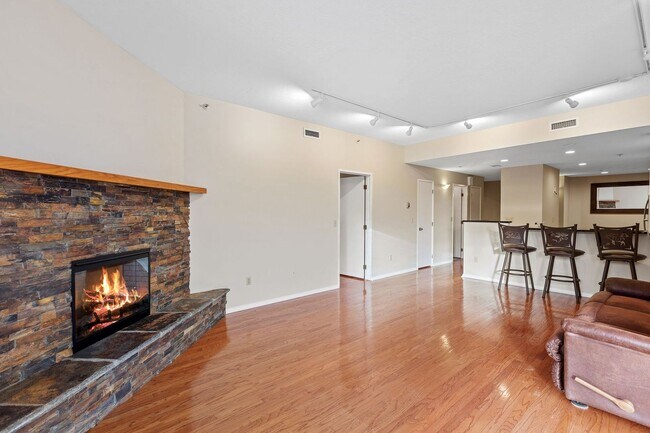 Building Photo - Beautiful Downtown Coeur d' Alene Condo  w/ Amazing Views!