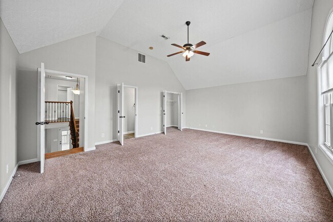 Building Photo - Beautiful, Large Home Close to Ft. Campbell and I24