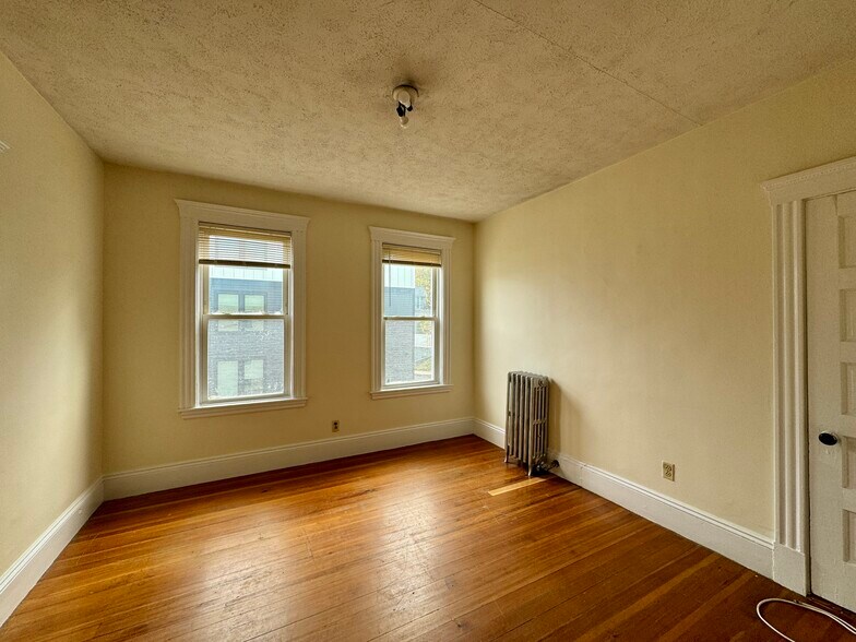 Building Photo - 144 Hillside St