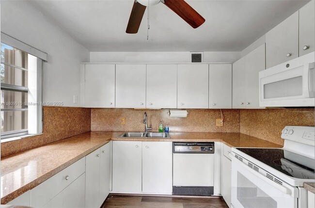 Building Photo - 801 SW 133rd Terrace