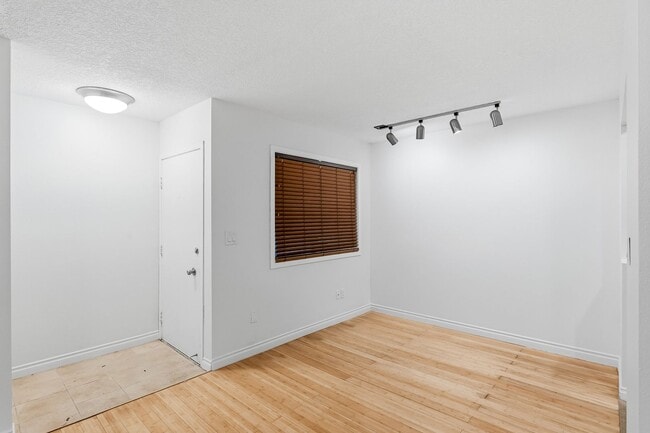 Building Photo - Desirable Lake Oswego Condo 1Bed/1Bath - Mt Park