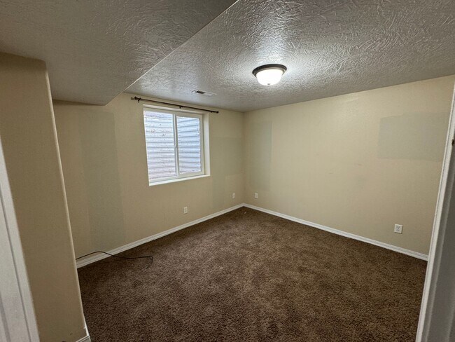 Building Photo - Cozy 4 bed 3 bath house