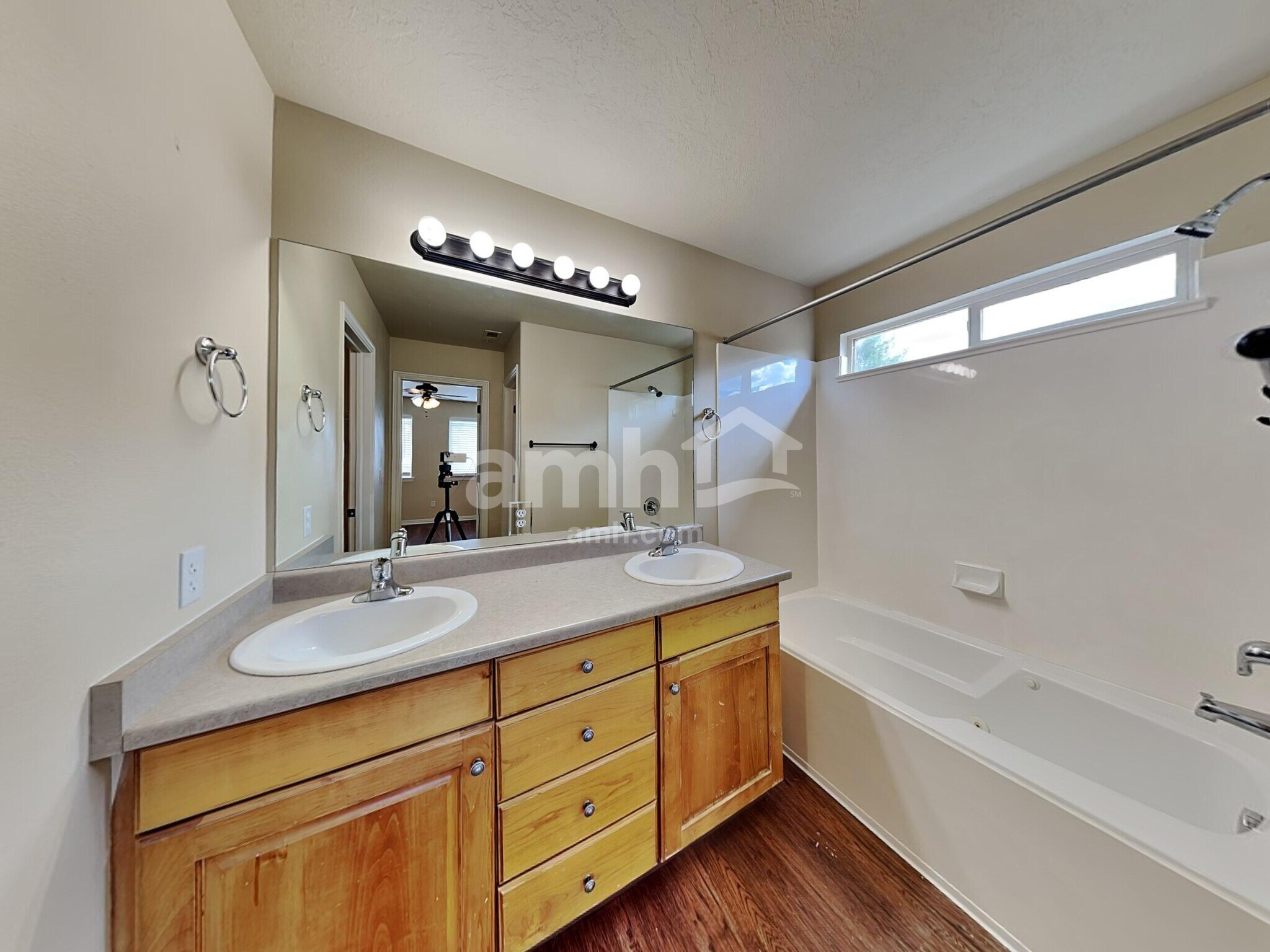 Building Photo - 10526 Doral Dr