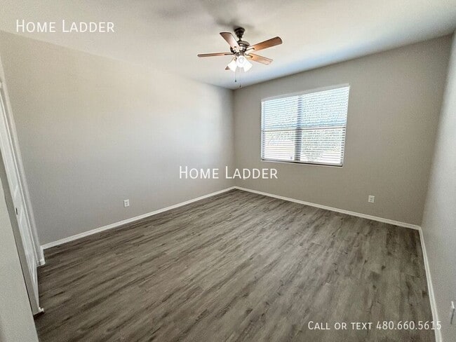 Building Photo - 10453 E Cliffrose Ln
