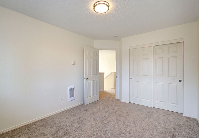 Building Photo - Beautiful Townhome- 3 Bedrooms