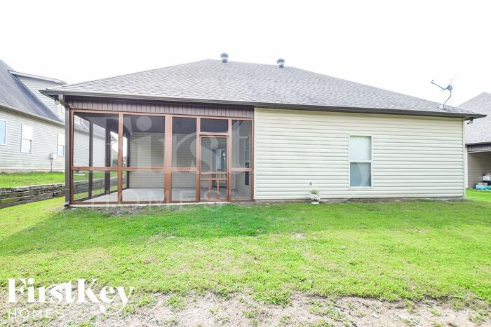 Building Photo - 221 Willow View Cir