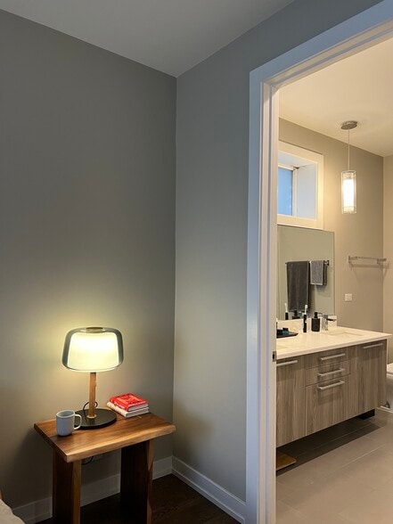 Master bedroom with on-suite bathroom - 1534 W Cortez St