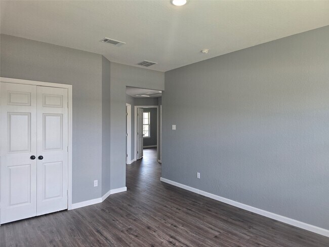 Building Photo - 5210 Benton Dr