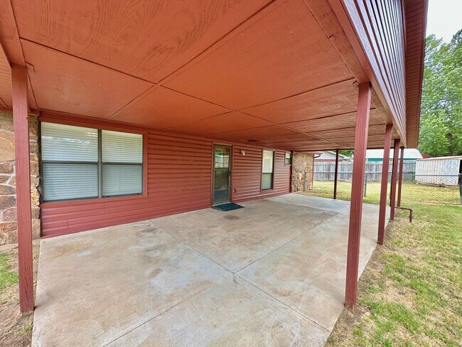 Building Photo - 2502 NE Kingsbriar Pl