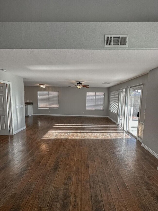 Building Photo - Spacious 3 Bedroom, 2.5 Bath Home with No ...