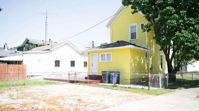Building Photo - Student Housing Near the University of Dayton – Rent is $750 per bedroom (3 students), total leas...
