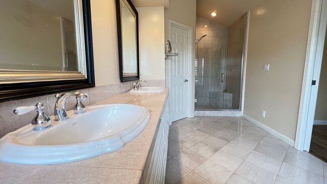 Building Photo - Wonderful 4 Bedroom 3 Bathroom Villa Park ...