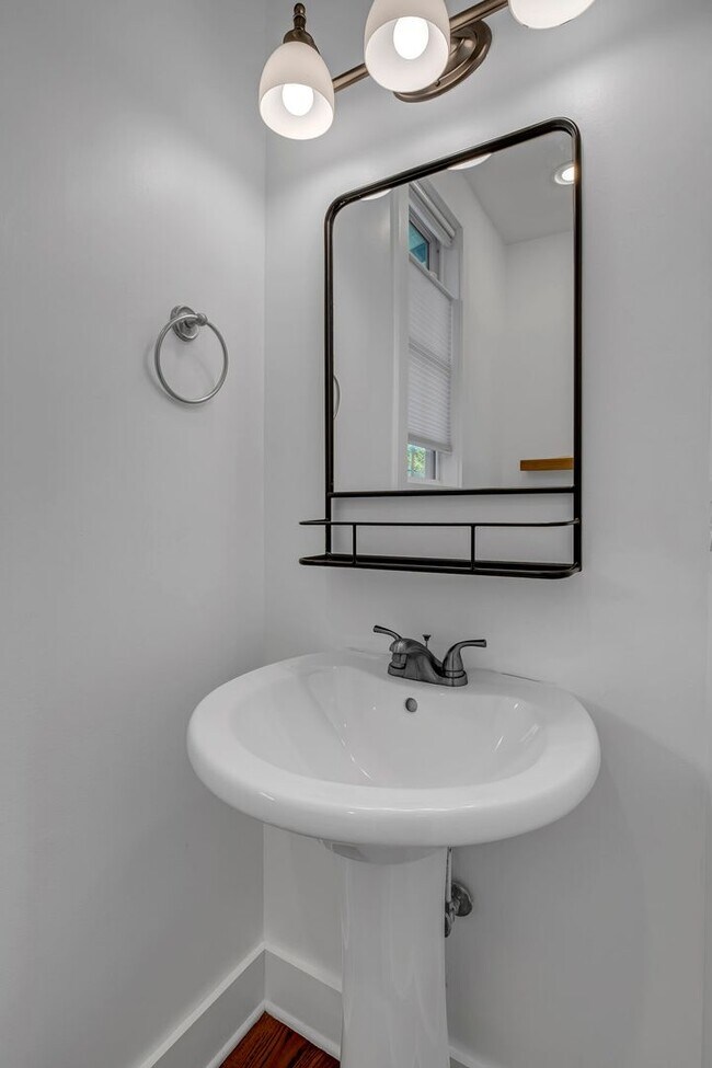 Building Photo - Great price for a huge house! CHARMING Sylvan Heights home 4 Bed 4 Bath. Beautiful private backya...