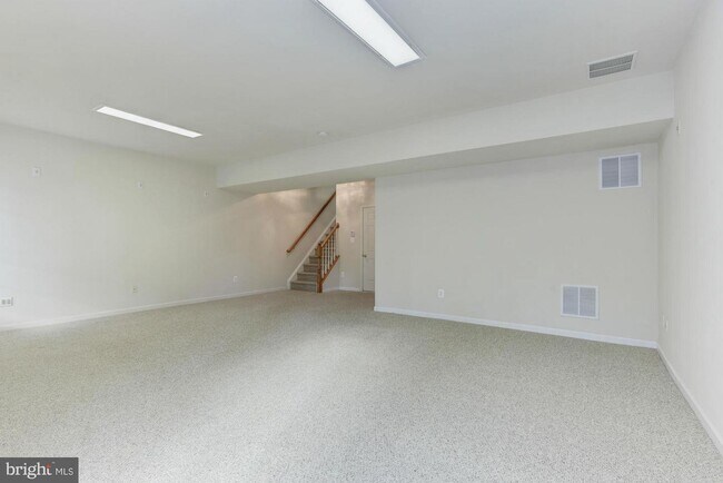 Building Photo - 22645 Upperville Heights Square