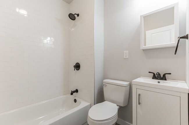 Building Photo - Newly Updated 2 bedroom 1 Bathroom House f...
