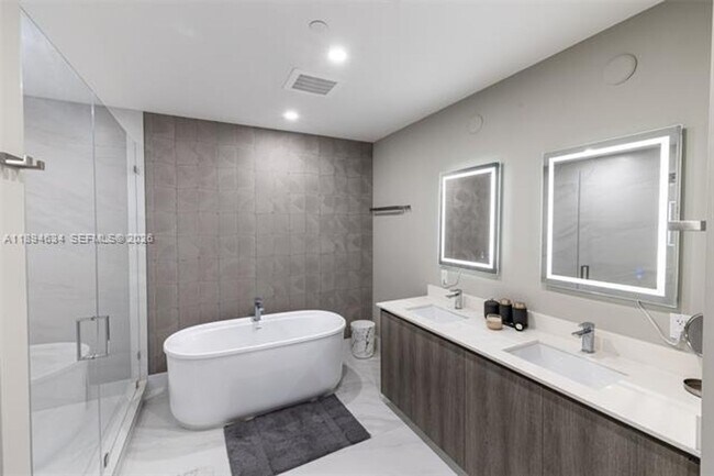 Building Photo - 17550 Collins Ave