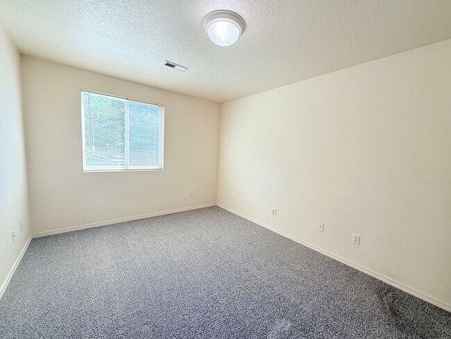 Building Photo - Beautiful 3 Bedroom Beaverton Home with New Carpet and Large Fenced in Backyard!