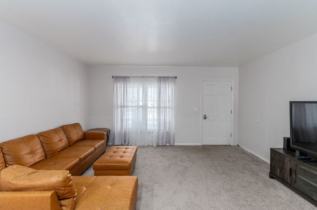 Building Photo - 680 71st Ave N