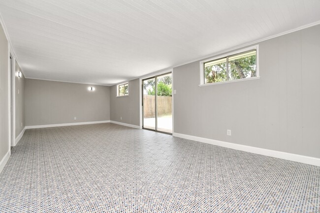 Building Photo - 8034 Ridgeview Dr