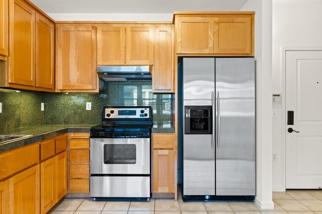 Building Photo - Downtown Oakland Condo w/ Parking & In Unit Laundry