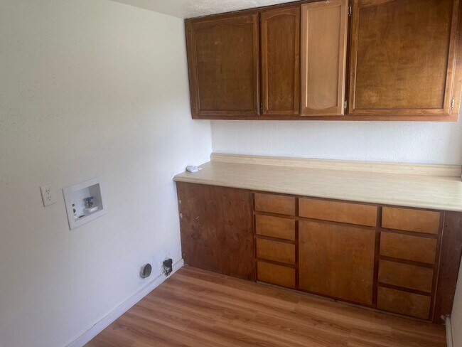 Building Photo - Large downstairs 4 Bedroom apartment in Winston