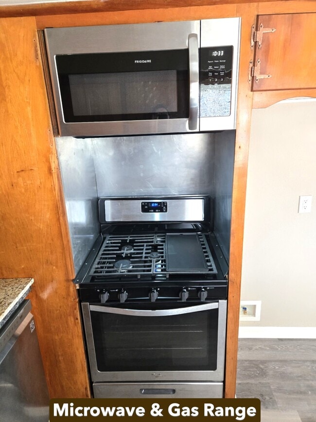 Building Photo - 903 Young St