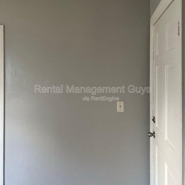 Building Photo - 2110 Fremont Ave N