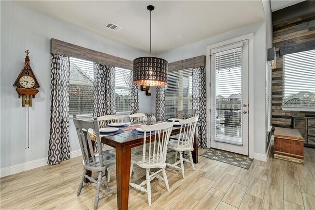 Building Photo - 6825 Leonardo Dr