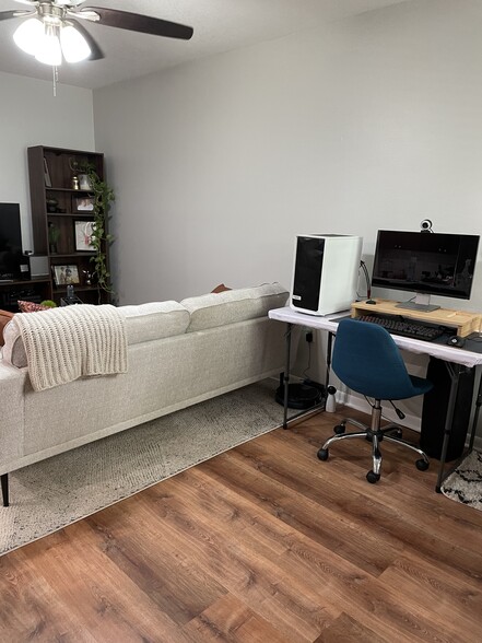 room for home office - 125 5th Ave NE