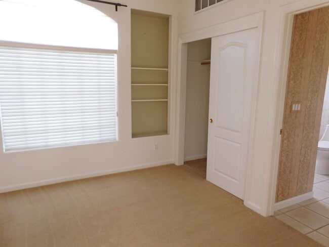 Building Photo - 5215 Vía Amore