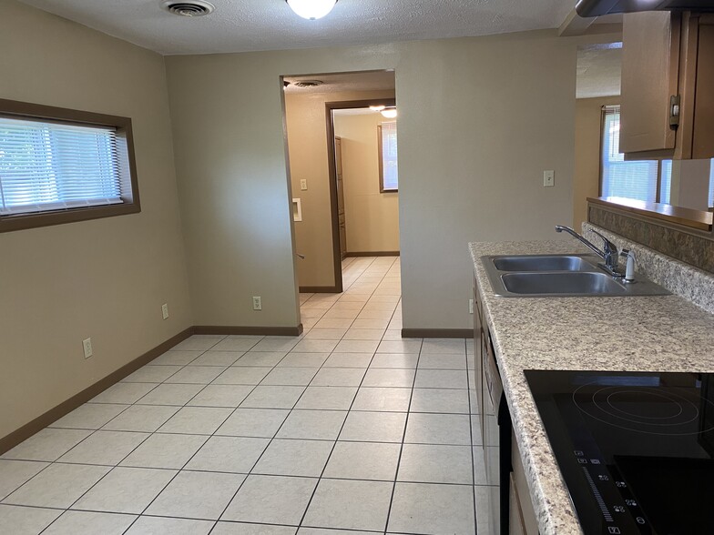 Building Photo - 208 E Maiden Ln